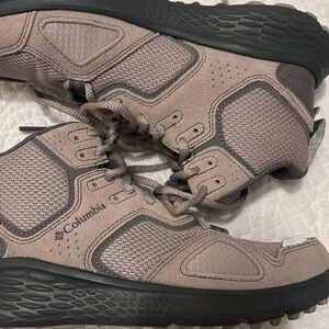Columbia Men's Tan and Gray Athletic Shoes